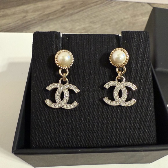 CHANEL 2024 Elegant Pearl and Crystal CC Logo Dangle Earrings - Picture 1 of 9